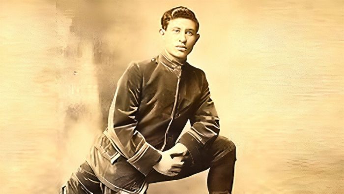 История про мужчину который родился с двумя половыми органами и стал футболистом