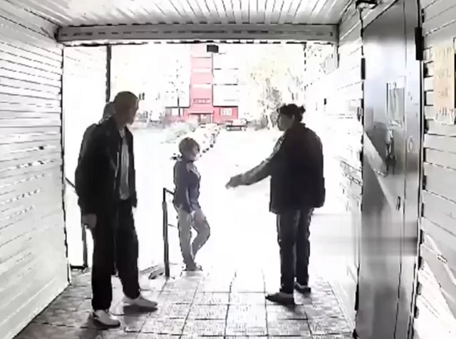 Новый фильм Тарантино у подъезда в Кемерово