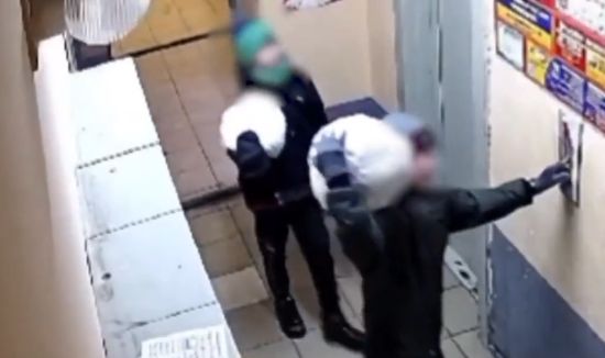 В Первомайском районе Новосиба школьники затащили в подъезд большие шары из снега, а потом скинули их с 16 этажа