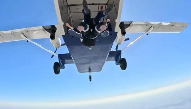 Бабушка в возрасте 104 лет прыгнула с парашютом
