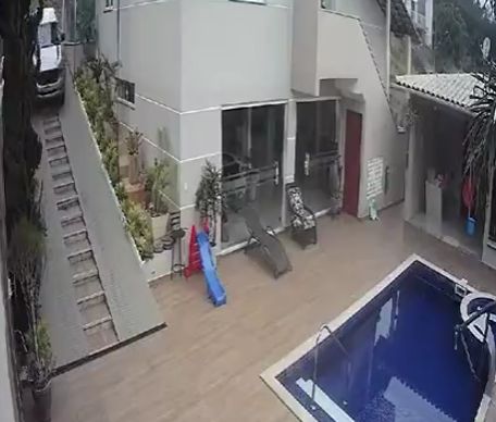 Зато в личном дворе