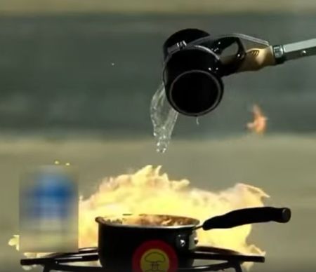 Почему нельзя тушить масло водой⁠⁠