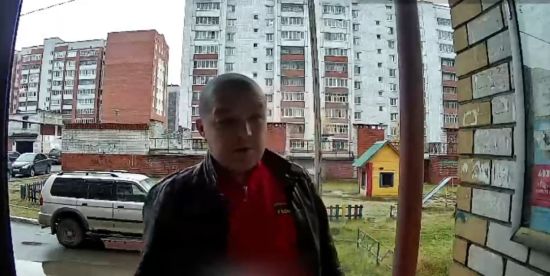 Подъездный блогер выписывает штраф за неправильную парковку