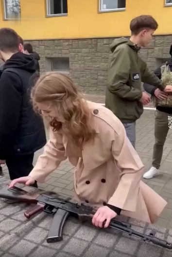 Школьница на скорость разбирает и собирает автомат⁠⁠