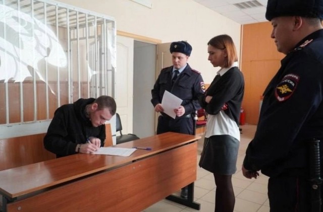 В Кургане школьников в рамках «борьбы с наркоманией» привели на суд над их сверстником-закладчиком.