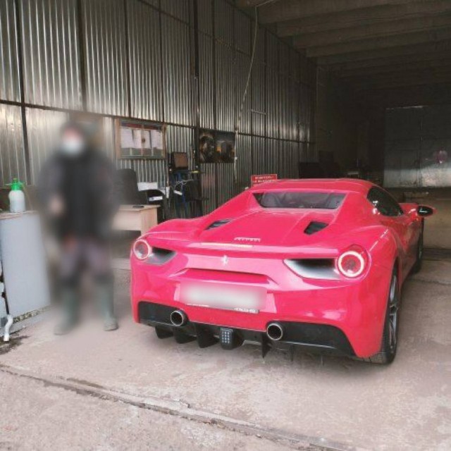 Москвич Олег потерял два своих элитных автомобиля - Bentley Bentayga и Ferrari 488 Spider, доверившись другому Олегу