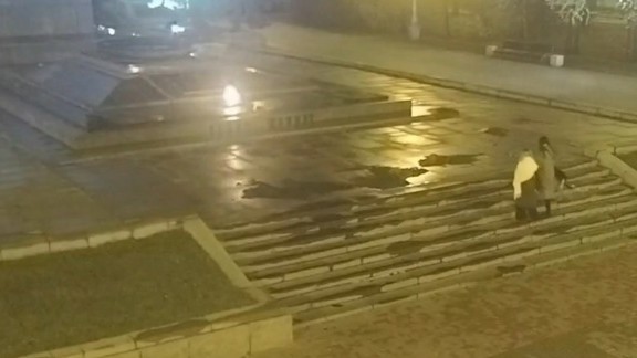 В Волгограде две студентки прикурили от Вечного огня