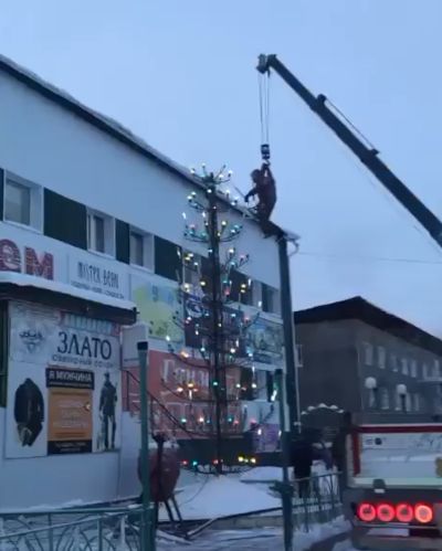 В городе Якутске новогоднюю елку преобразили при помощи человека и подъемного крана