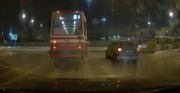 "У меня главная дорога и секция зелёным горит!"