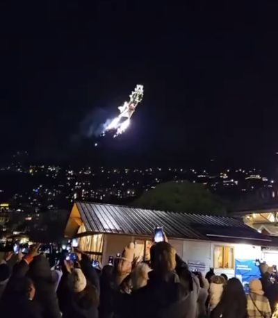 На рождественской ярмарке в Швейцарии был заснят полет Санта-Клауса