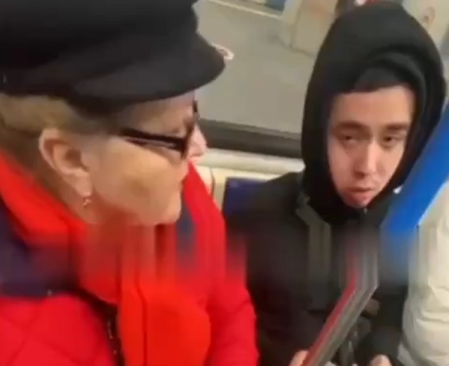 В московском метро дама начала атаковать молодого человека, который не предложил ей сесть