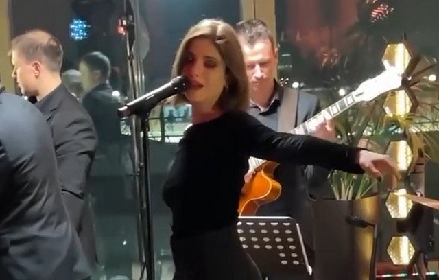 Поет прекрасная Анна Чиповская