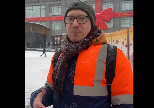 Дворник в Москве с доходом в 100 тысяч рублей