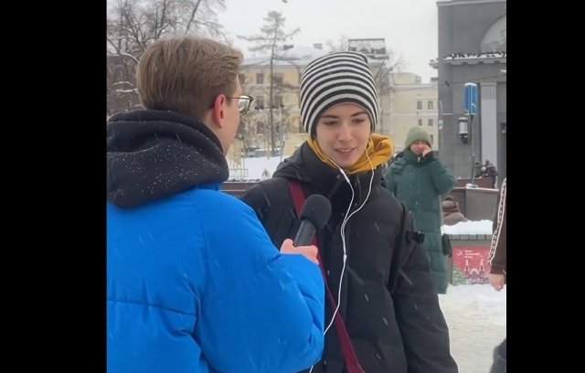Вы будете удивлены, узнав, что слушает эта девушка в своих наушниках