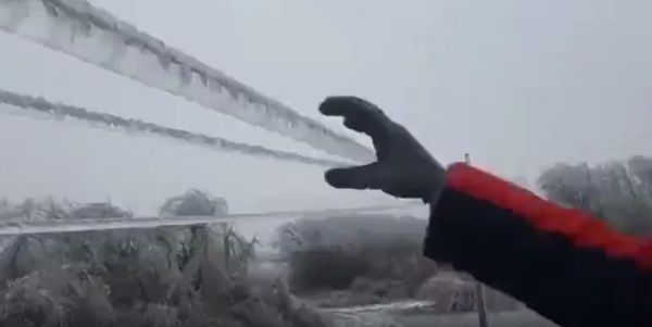 Вот так происходит процесс размораживания электролиний в Ростове
