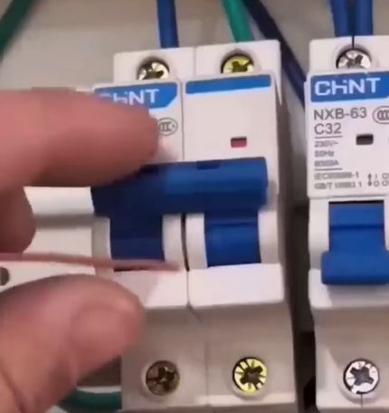 Как обезопасить себя от подачи электричества на рабочее место?