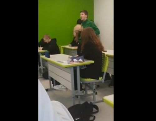 Даже учительница на стороне парня
