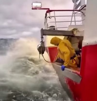 Сказать, что работа в море сложна, - значит, не сказать ничего