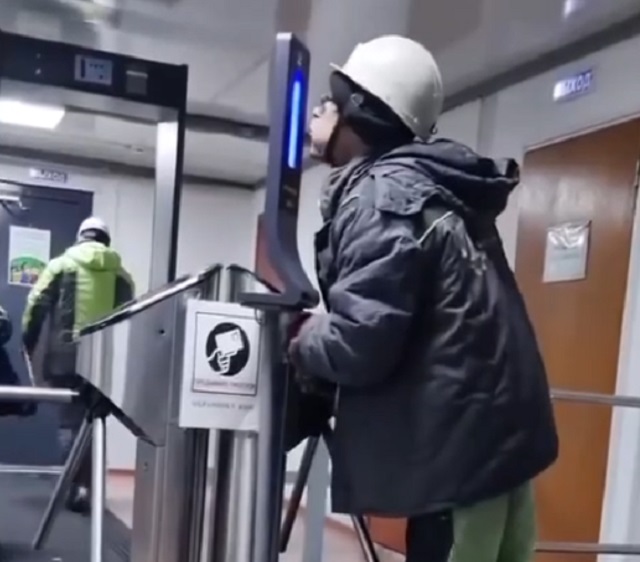 В Санкт-Петербурге установлены инновационные турникеты, оснащенные встроенными алкотестерами