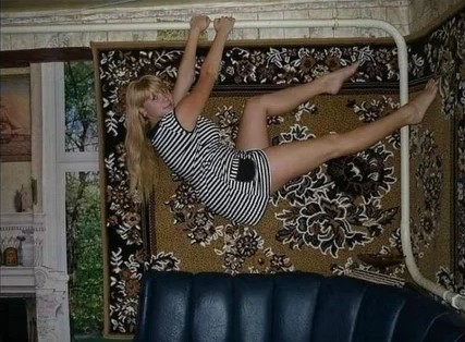 Пассажирка, находившаяся в состоянии алкогольного опьянения на рейсе Чебоксары — Москва, устроила частный стриптиз для своего соседа по полету, на которого ранее её стошнило