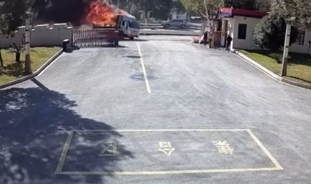 Водитель полыхающего фургона сам приехал в пожарную часть