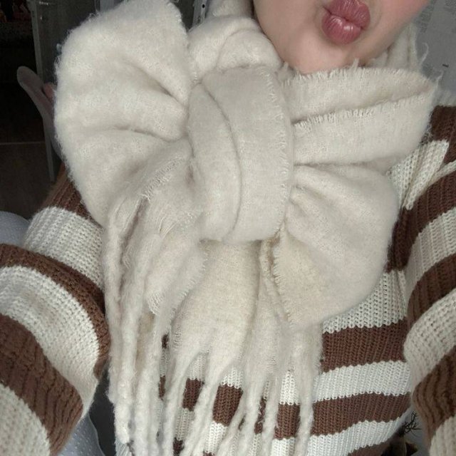 Новый модный тренд, популярность которого растет благодаря TikTok, - это уникальный способ превратить шарф в элегантный бант