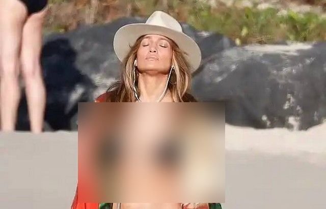 Дженнифер Лопес в свои 54 выглядит на удивление молодо