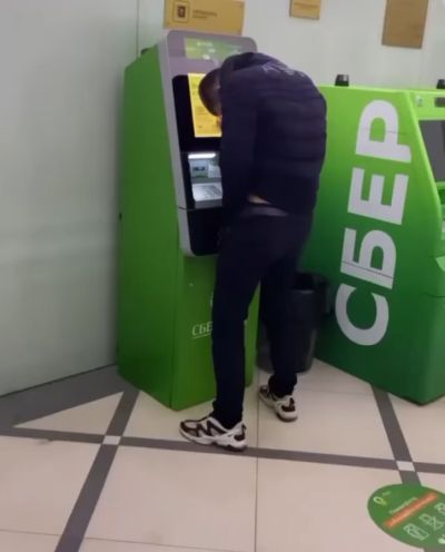 Банкомат собирает данные биометрии