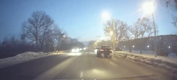 Руки из карманов так и не вынул
