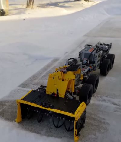 Снегоуборочная машина была собрана из конструктора LEGO