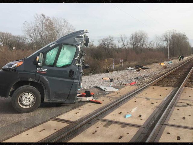 "Разнесло пополам": водитель фургона чудом выжил после встречи с поездом