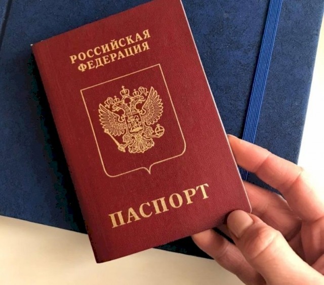 Упущенный отпуск: жительницу Екатеринбурга не пустили за границу России из-за ошибок в паспорте