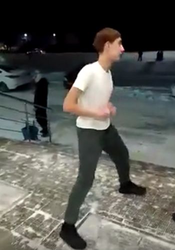 Молодой человек оскорбляет сотрудника ДПС