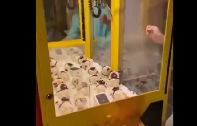 Сюрприз-игрушка из автомата