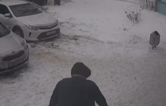 Пенсионерка и гигантская сосулька