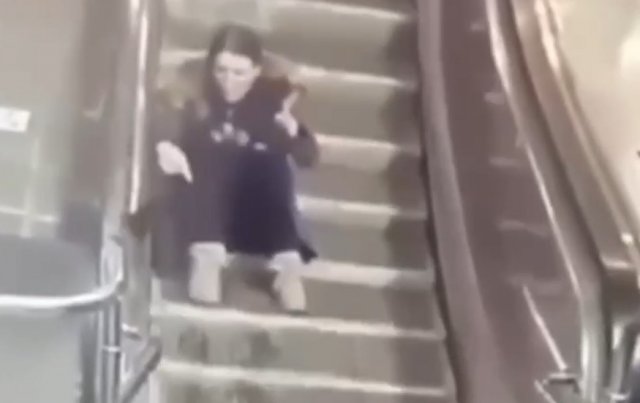 Почему сидеть на эскалаторе в метро опасно - женщина едва не стала жертвой этого