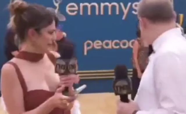 Не смог устоять перед обаянием декольте репортерши на церемонии “Эмми”