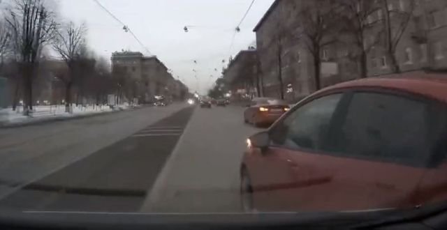 Автоледи "включает учителя" на дороге