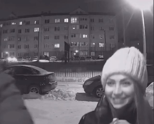 "Пищит" от счастья: девушка и суши