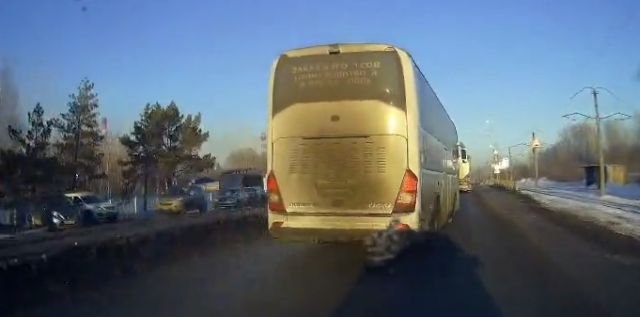 В Новокузнецке водитель автобуса поспешил и устроил ДТП