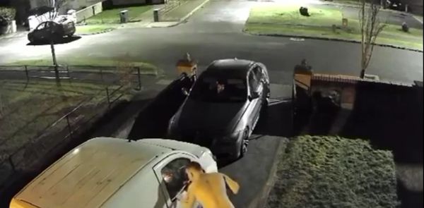 Житель Ирландии обнаружил в своем автомобиле мигранта-вора, который попытался украсть магнитолу и забрать все ценное