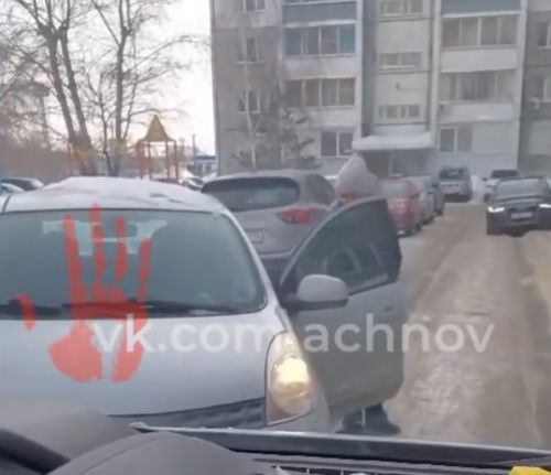 Упёртая пилотка заблокировала "скорую" во дворе