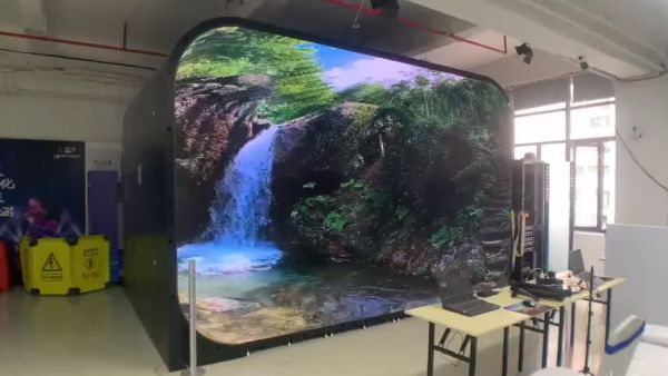 Компания PixLED представила иммерсивный экран.Когда стоишь перед ним, создается ощущение, будто ты стоишь внутри изображения⁠⁠