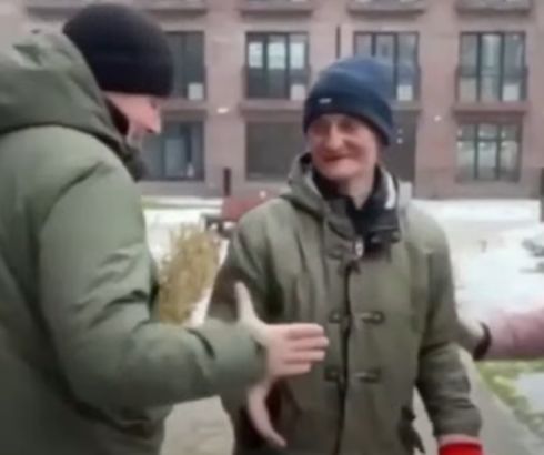 Жители Тюмени устроили пожилому дворнику незабываемый день рождения⁠⁠