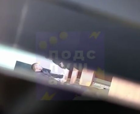 Преподавательница страстно целуется с учеником