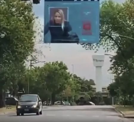 Светофор, который становится зелёным только в том случае, если мотоциклист в шлеме