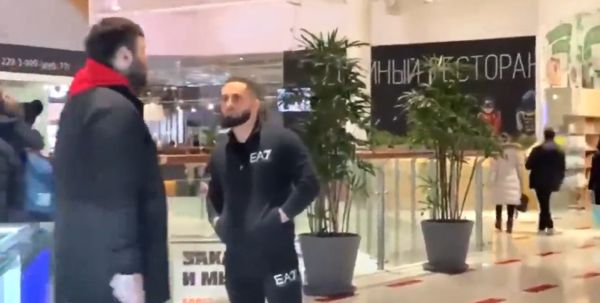 Мужик дал леща блогеру за пранк, а потом протер им пол