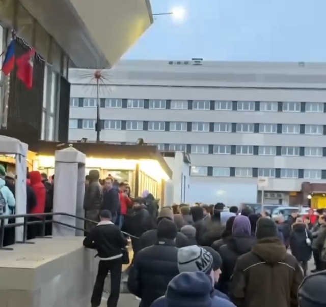 Обстановка на 8 марта в Москве: мужчины стоят в очереди на главном цветочном рынке столицы