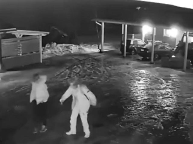 Самое напряженное видео за сегодня: парня "засосало" в лужу и он не смог выбраться