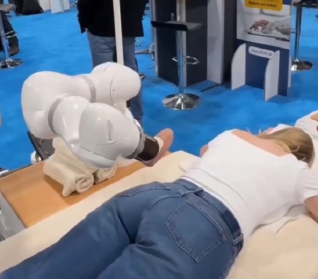 На CES 2024 был представлен массажный робот, обеспечивающий персонализированное обслуживание каждого клиента